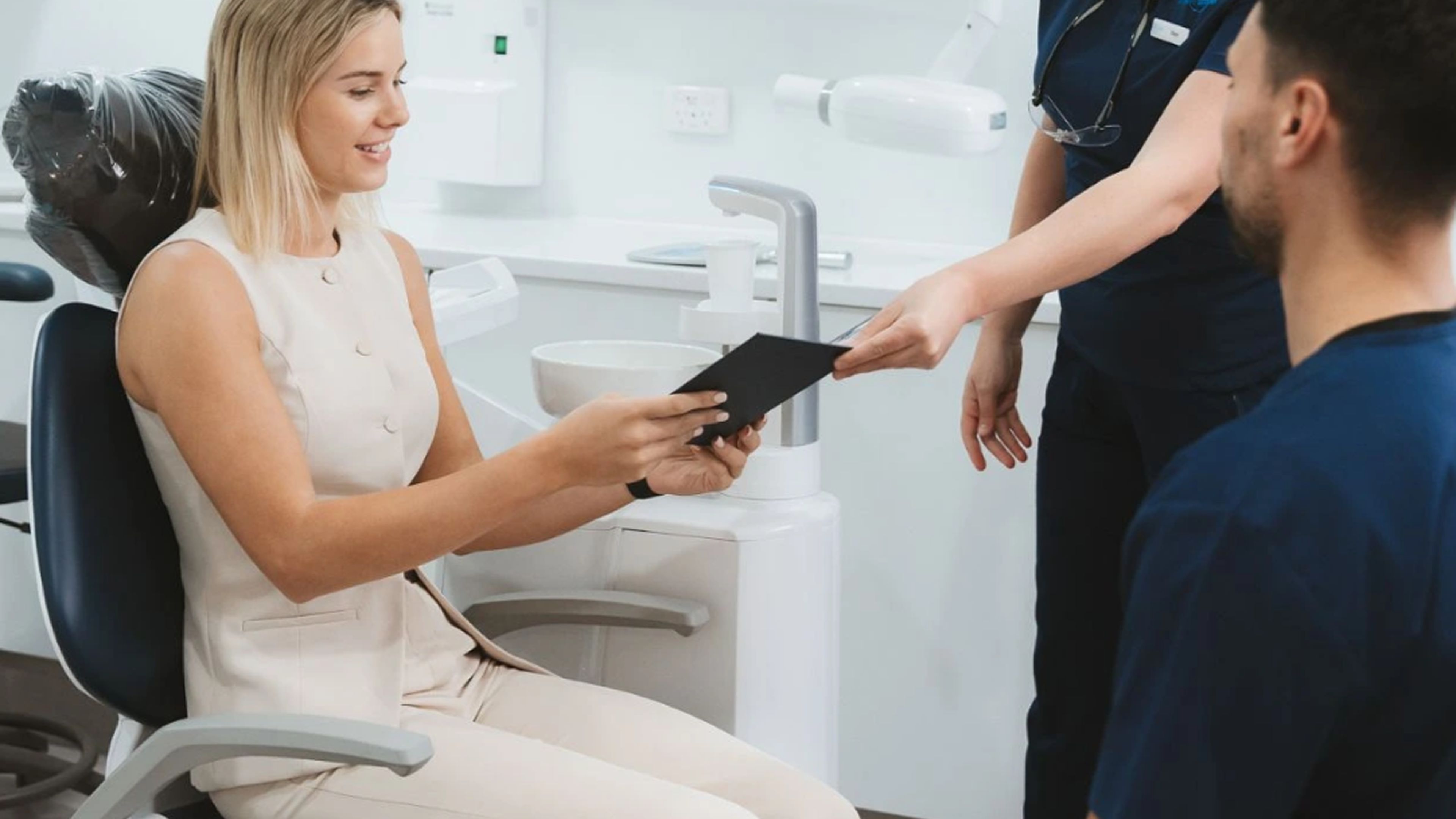 Una paziente in poltrona osserva le immagini del proprio controllo insieme all'odontoiatra, nello studio dentistico Calle Ghirardi di Mirano